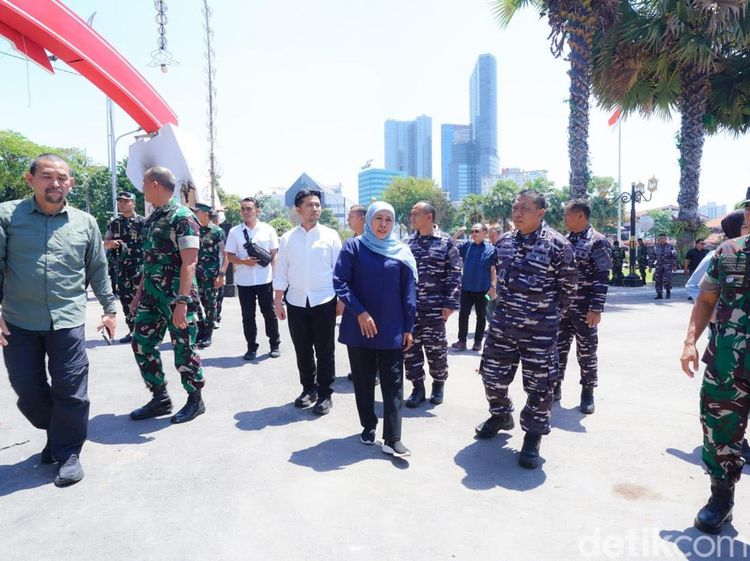 Khofifah, Emil, dan Pangdam Cek Kerusakan Grahadi yang Terbakar