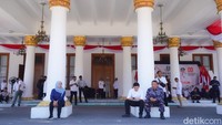 Khofifah juga sempat menelepon Kapolda Jatim Irjen Pol Nanang Avianto di halaman Grahadi. Sambil duduk di salah satu tiang Grahadi, Khofifah menelepon Nanang.