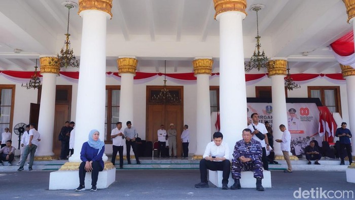 Momen Khofifah, Emil, dan Pangdam Cek Kerusakan Grahadi Yang Terbakar