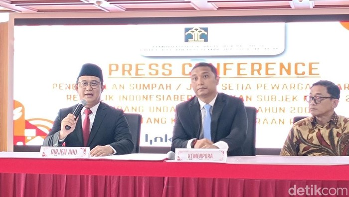 Empat atlet hoki es asal Rusia yakni Nurislamov, Savelii Molchanov, Artem Bezrukov, dan Adel Khabibullin sudah sah menjadi Warga Negara Indonesia (WNI). Mereka berempat telah diambil sumpahnya di Kemenkum, Jakarta, Minggu (31/8/2025). Mereka dinaturalisasi untuk memperkuat Tim Nasional Indonesia cabang olahraga hoki es. Direktur Jenderal Administrasi Hukum Umum (Dirjen AHU) Kementerian Hukum (Kemenkum) RI Widodo, mengatakan bahwa Pemerintah Indonesia akan terus berkomitmen dalam pengembangan olahraga nasional melalui pencarian bibit unggul di dalam negeri dan naturalisasi.