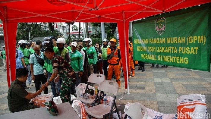 Ojol Antre Beras Gratis di Bundaran HI Sejumlah pengemudi ojek online mengantre untuk mendapatkan beras gratis dalam Gerakan Pangan Murah Kodim Jakarta Pusat di kawasan Bundaran HI, Jakarta, Minggu (31/8/2025).