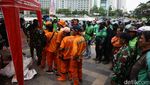 Ojol Antre Beras Gratis di Bundaran HI