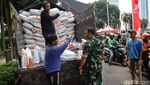 Ojol Antre Beras Gratis di Bundaran HI