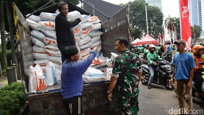 Ojol Antre Beras Gratis di Bundaran HI Sejumlah pengemudi ojek online mengantre untuk mendapatkan beras gratis dalam Gerakan Pangan Murah Kodim Jakarta Pusat di kawasan Bundaran HI, Jakarta, Minggu (31/8/2025).