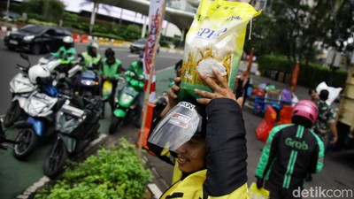 Ojol Antre Beras Gratis di Bundaran HI