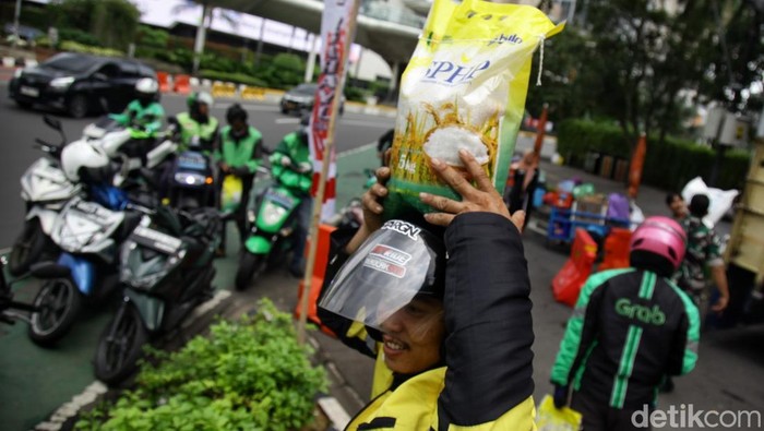 Ojol Antre Beras Gratis di Bundaran HI Sejumlah pengemudi ojek online mengantre untuk mendapatkan beras gratis dalam Gerakan Pangan Murah Kodim Jakarta Pusat di kawasan Bundaran HI, Jakarta, Minggu (31/8/2025).