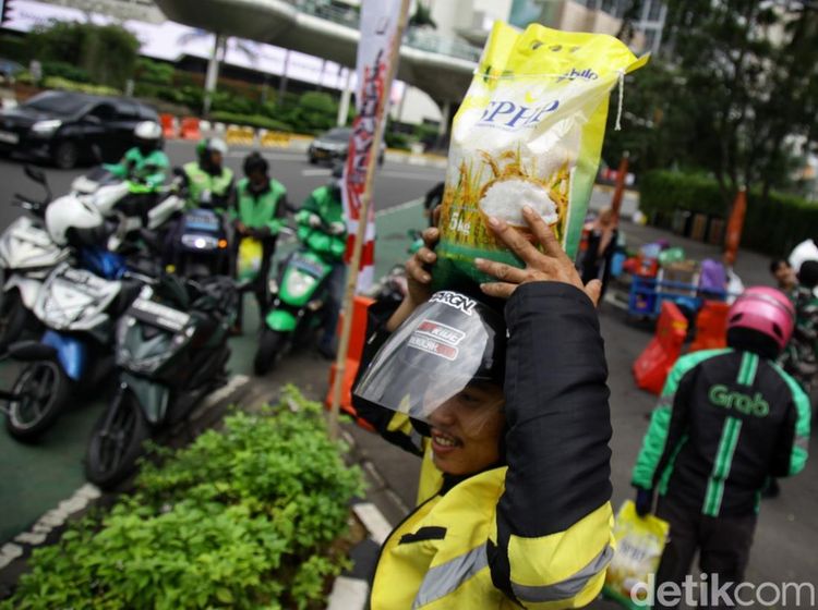 Ojol Antre Beras Gratis di Bundaran HI