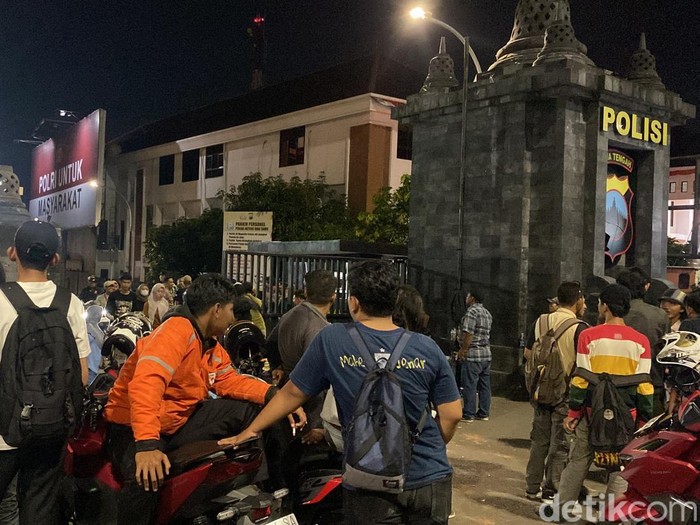 Para orang tua, massa aksi, dan tim hukum masih berada di Mapolda Jateng, Semarang, Minggu (31/8/2025) malam.
