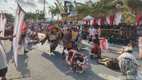 Parade budaya puncak perayaan HUT ke-130 Kota Negara di Patung Adipura, Jalan Ngurah Rai, Kabupaten Jembrana, Bali, Minggu (31/8/2025). (I Putu Adi Budiastrawan/detikBali).