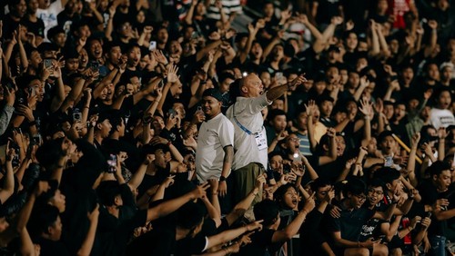 Pelatih Bali United, Johnny Jansen (kaus putih) berbaur bersama suporter seusai mengalahkan Madura United dalam pekan keempat Super League di Stadion Kapten I Wayan Dipta, Sabtu (30/8/2025).