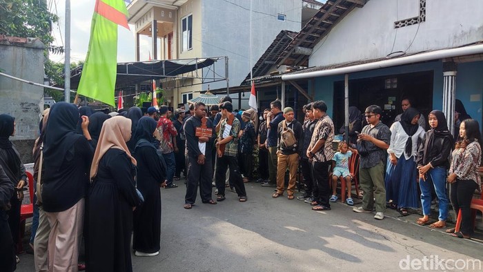 Pemakaman mahasiswa Amikom Jogja, Rheza Sendy Pratama (21) di Mlati, Sleman, Minggu (31/8/2025).