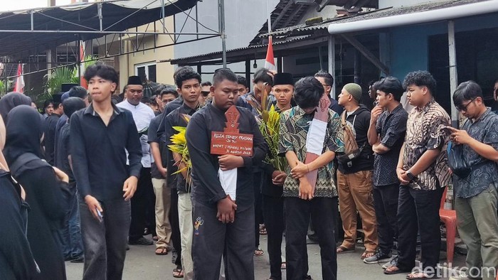 Pemakaman mahasiswa Amikom Jogja, Rheza Sendy Pratama (21) di Mlati, Sleman, Minggu (31/8/2025).