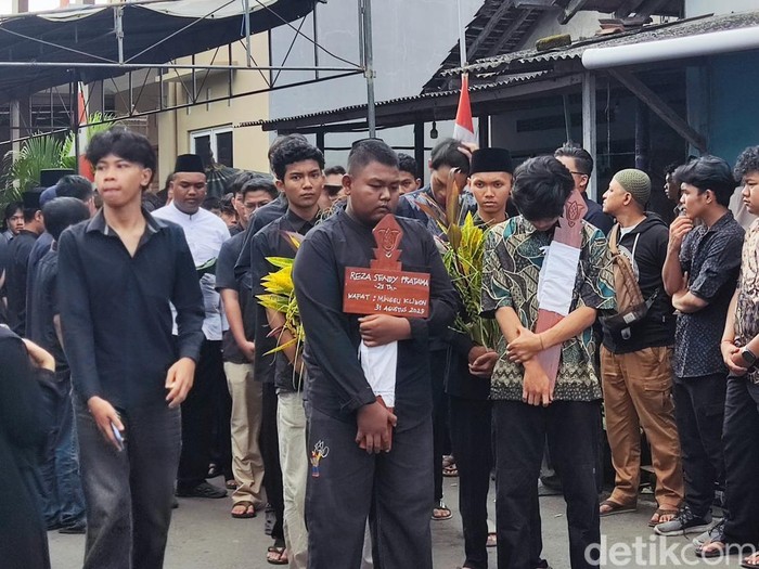 Pemakaman mahasiswa Amikom Jogja, Rheza Sendy Pratama (21) di Mlati, Sleman, Minggu (31/8/2025).