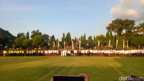 Pemerintah Kabupaten (Pemkab) Buleleng bersama Kepolisian Resor (Polres) Buleleng menggelar Apel Harmoni di Lapangan Ngurah Rai Singaraja, Minggu (31/8/2025). (Made Wijaya Kusuma)