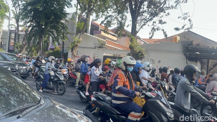 Petugas Masih Lakukan Pembersihan Imbas Aksi, Jalan Gubernur Suryo Padat