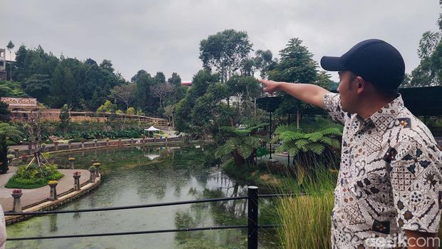 Petugas menunjukkan lokasi terdeteksinya pergerakan macan tutul yang kabur di Lembang Park & Zoo