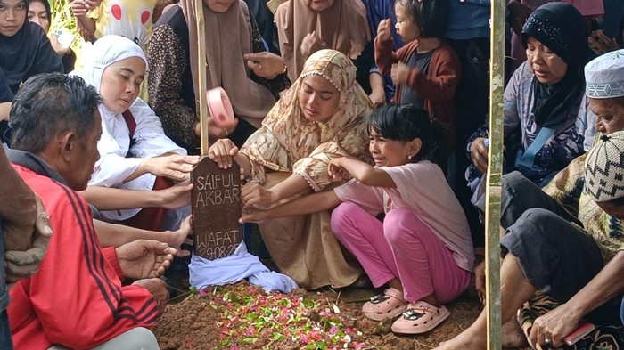 Plt Kepala Seksi Kesra Kecamatan Ujung Tanah bernama Saiful Akbar (43), yang tewas saat massa membakar gedung DPRD Makassar dimakamkan di pemakaman umum Kota Palopo.