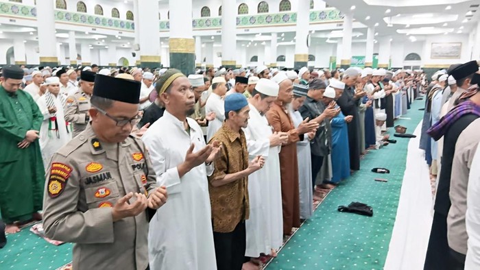 Polda Riau bersama Pemprov dan komunitas ojol menggelar solat gaib untuk Affan Kurniawan, Sabtu (30/8/2025).