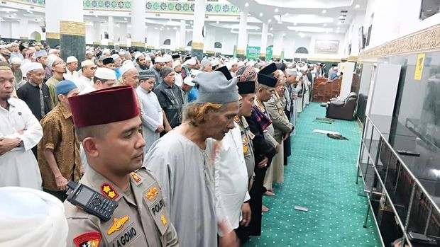 Polda Riau bersama Pemprov dan komunitas ojol menggelar solat gaib untuk Affan Kurniawan, Sabtu (30/8/2025).