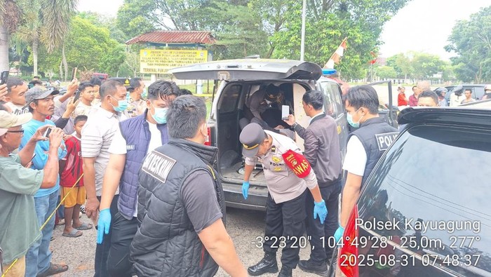 Polisi evakuasi jenazah sepasang kekasih yang ditemukan tewas dalam mobil