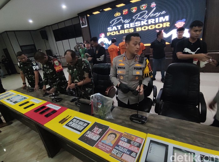 Polres Bogor dan TNI saat mengungkap rencana serangan ke Brimob Cikeas