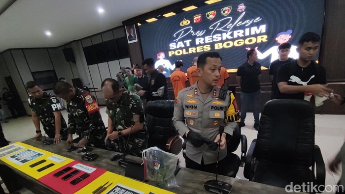 Polres Bogor dan TNI saat mengungkap rencana serangan ke Brimob Cikeas