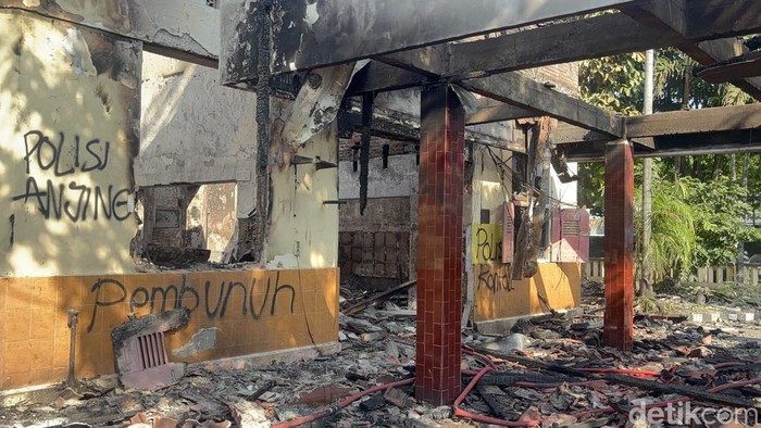 Sisa-sisa Polsek Tegalsari, bagunan Cagar Budaya yang dibakar perusuh semalam