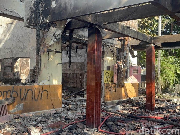 Sisa-sisa Polsek Tegalsari, bagunan Cagar Budaya yang dibakar perusuh semalam