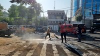 Sejumlah petugas juga terlihat membersihkan sisa kerusuhan depan Mapolsek Tegalsari yang berada di Jalan Basuki Rahmat.