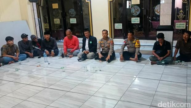 Polsek Wonokromo yang dijaga tidak hanya oleh polisi tapi juga oleh warga sekitar dari perusuh.