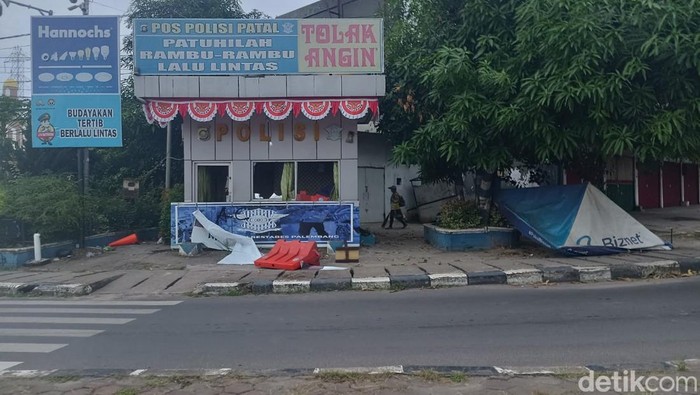 Pos polisi yang berada di Simpang Patal, Palembang juga dirusak oleh para perusuh yang diduga adalah geng motor, Minggu (31/8/2025). Kaca di pos polisi tersebut pecah.
