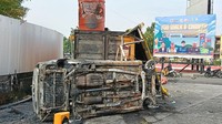 Pos polisi yang berada di Jalan Letkol Iskandar, 24 Ilir, Bukit Kecil, Palembang hangus terbakar oleh aksi para perusuh, Minggu (31/8/2025). Selain pos polisi, satu unit mobil yang berada di dekatnya pun sudah dalam kondisi terbalik dan hangus. (Foto: Welly Jasrial Tanjung)