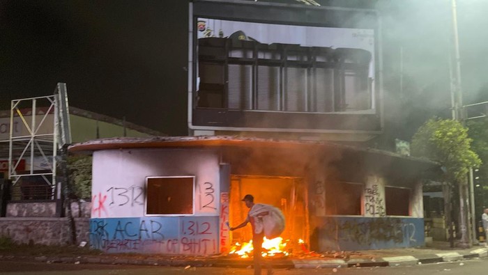 Pos Polisi di simpang Ciceri, Kota Serang terbakar. (Dok istimewa).