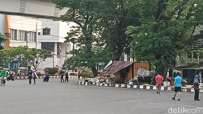 Pos polisi yang berada di Simpang 5 DPRD Sumsel dirusak perusuh.