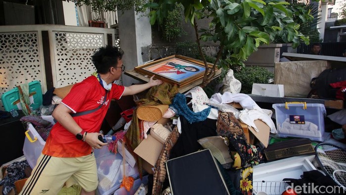 Personel TNI berjaga di rumah Menteri Keuangan Sri Mulyani yang berantakan usai didatangi massa tidak dikenal di Bintaro, Tangerang Selatan, Banten, Minggu (31/8/2025). ANTARA FOTO/Muhammad Iqbal/foc.