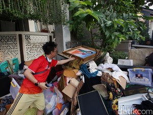 Sisa Isi Rumah Sri Mulyani Diangkut Truk Seusai Penjarahan