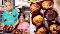 Pasangan lansia Christopher Lau dan Christina Tan di Singapura menawarkan muffin kaki lima. Meski pendapatannya tak sebesar dulu seperti ketika mereka masih kerja kantoran, mereka tetap semangat menyajikan muffin terbaik seharga Rp 38 ribuan per buah. Foto: Dillon Tan