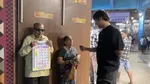 Usia Bukan Halangan! Potret Kakek Nenek Jualan Makanan yang Bikin Salut