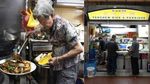 Usia Bukan Halangan! Potret Kakek Nenek Jualan Makanan yang Bikin Salut