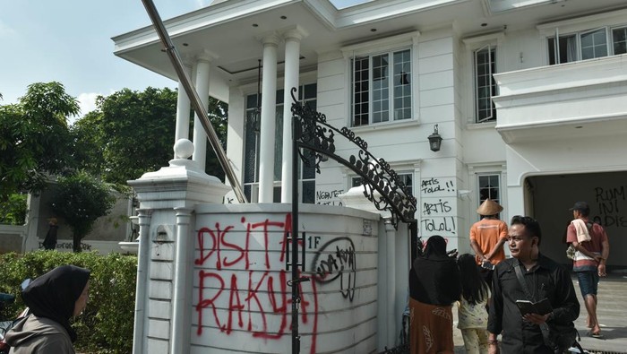 Potret Rumah Uya Kuya Porak Poranda Dijarah Massa Sejumlah massa tidak dikenal membawa barang-barang di rumah Anggota DPR Surya Utama atau Uya Kuya di Pondok Bambu, Jakarta Timur, Minggu (31/8/2025). ANTARA FOTO/Fakhri Hermansyah/foc.