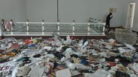Sabtu malam sekitar pukul 22.00 WIB, ratusan massa tak dikenal menerobos kediaman tersebut, merusak pagar dan masuk ke dalam rumah, lalu menjarah berbagai barang berharga hingga ke lantai dua. ANTARA FOTO/Fakhri Hermansyah