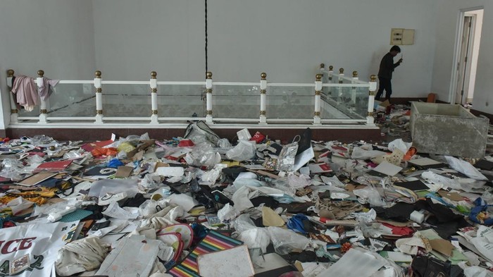 Potret Rumah Uya Kuya Porak Poranda Dijarah Massa Sejumlah massa tidak dikenal membawa barang-barang di rumah Anggota DPR Surya Utama atau Uya Kuya di Pondok Bambu, Jakarta Timur, Minggu (31/8/2025). ANTARA FOTO/Fakhri Hermansyah/foc.