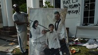 Saat ini, rumahnya tetap kondusif meski menyisakan bekas kehancuran dan suasana sunyi.ANTARA FOTO/Fakhri Hermansyah