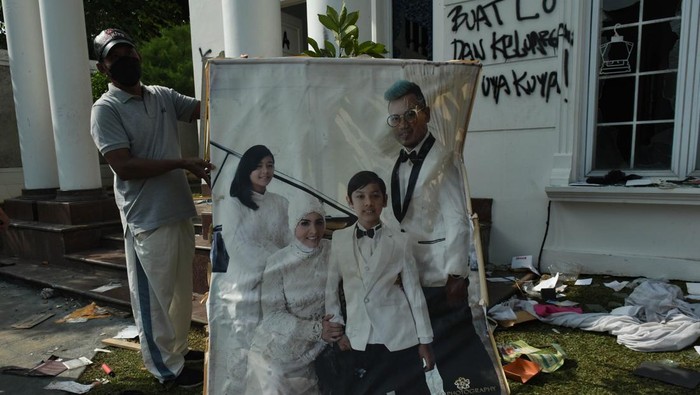 Potret Rumah Uya Kuya Porak Poranda Dijarah Massa Sejumlah massa tidak dikenal membawa barang-barang di rumah Anggota DPR Surya Utama atau Uya Kuya di Pondok Bambu, Jakarta Timur, Minggu (31/8/2025). ANTARA FOTO/Fakhri Hermansyah/foc.