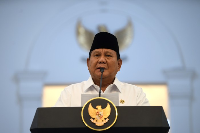 Presiden Prabowo Subianto (tengah) didampingi (kiri ke kanan) Sekjen PKS Muhammad Kholid, Waketum Partai Demokrat Edhie Baskoro Yudhoyono, Ketua DPD Sultan Bachtiar Najamudin, Ketua DPR Puan Maharani, Ketua MPR Ahmad Muzani, Ketua Umum PDIP sekaligus