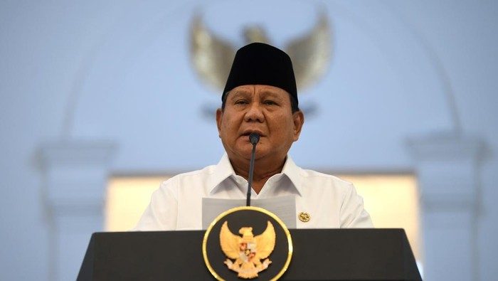 Presiden Prabowo Subianto (tengah) didampingi (kiri ke kanan) Sekjen PKS Muhammad Kholid, Waketum Partai Demokrat Edhie Baskoro Yudhoyono, Ketua DPD Sultan Bachtiar Najamudin, Ketua DPR Puan Maharani, Ketua MPR Ahmad Muzani, Ketua Umum PDIP sekaligus Presiden ke-5 RI Megawati Soekarnoputri, Ketum Partai Golkar Bahlil Lahadalia, Ketum PKB Muhaimin Iskandar, Ketum PAN Zulkifli Hasan dan Ketum Partai NasDem Surya Paloh menyampaikan keterangan pers di Istana Merdeka, Jakarta, Minggu (31/8/2025). Prabowo menegaskan negara menjamin dan menghormati hak setiap warga dalam mengemukakan pendapat serta meminta aparat TNI dan Polri untuk bersikap tegas dalam menindak massa anarkis yang merusak fasilitas umum, tindakan penjarahan, hingga upaya makar. ANTARA FOTO/Galih Pradipta/sgd/bar