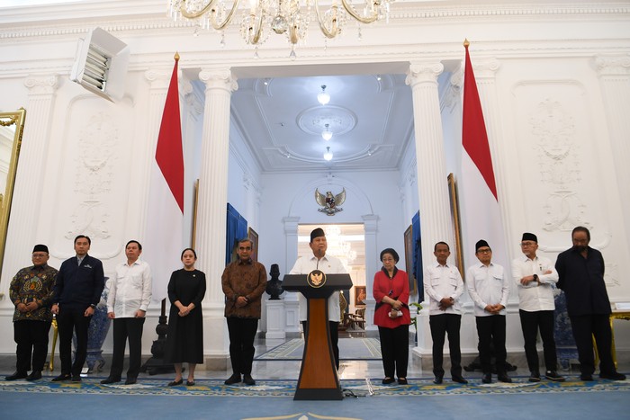 Presiden Prabowo Subianto (tengah) didampingi (kiri ke kanan) Sekjen PKS Muhammad Kholid, Waketum Partai Demokrat Edhie Baskoro Yudhoyono, Ketua DPD Sultan Bachtiar Najamudin, Ketua DPR Puan Maharani, Ketua MPR Ahmad Muzani, Ketua Umum PDIP sekaligus Presiden ke-5 RI Megawati Soekarnoputri, Ketum Partai Golkar Bahlil Lahadalia, Ketum PKB Muhaimin Iskandar, Ketum PAN Zulkifli Hasan dan Ketum Partai NasDem Surya Paloh menyampaikan keterangan pers di Istana Merdeka, Jakarta, Minggu (31/8/2025). Prabowo menegaskan negara menjamin dan menghormati hak setiap warga dalam mengemukakan pendapat serta meminta aparat TNI dan Polri untuk bersikap tegas dalam menindak massa anarkis yang merusak fasilitas umum, tindakan penjarahan, hingga upaya makar. ANTARA FOTO/Galih Pradipta/sgd/bar