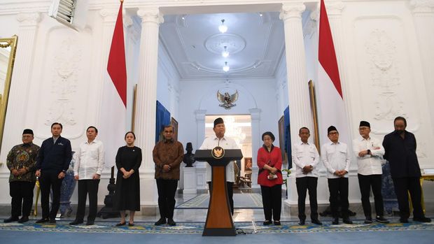 Presiden Prabowo Subianto (tengah) didampingi (kiri ke kanan) Sekjen PKS Muhammad Kholid, Waketum Partai Demokrat Edhie Baskoro Yudhoyono, Ketua DPD Sultan Bachtiar Najamudin, Ketua DPR Puan Maharani, Ketua MPR Ahmad Muzani, Ketua Umum PDIP sekaligus Presiden ke-5 RI Megawati Soekarnoputri, Ketum Partai Golkar Bahlil Lahadalia, Ketum PKB Muhaimin Iskandar, Ketum PAN Zulkifli Hasan dan Ketum Partai NasDem Surya Paloh menyampaikan keterangan pers di Istana Merdeka, Jakarta, Minggu (31/8/2025). Prabowo menegaskan negara menjamin dan menghormati hak setiap warga dalam mengemukakan pendapat serta meminta aparat TNI dan Polri untuk bersikap tegas dalam menindak massa anarkis yang merusak fasilitas umum, tindakan penjarahan, hingga upaya makar. ANTARA FOTO/Galih Pradipta/sgd/bar