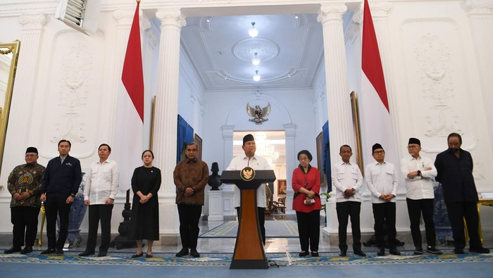 Prabowo Kumpulkan Para Ketua Partai, Begini Hasil Pertemuannya Presiden Prabowo Subianto (tengah) didampingi (kiri ke kanan) Sekjen PKS Muhammad Kholid, Waketum Partai Demokrat Edhie Baskoro Yudhoyono, Ketua DPD Sultan Bachtiar Najamudin, Ketua DPR Puan Maharani, Ketua MPR Ahmad Muzani, Ketua Umum PDIP sekaligus Presiden ke-5 RI Megawati Soekarnoputri, Ketum Partai Golkar Bahlil Lahadalia, Ketum PKB Muhaimin Iskandar, Ketum PAN Zulkifli Hasan dan Ketum Partai NasDem Surya Paloh menyampaikan keterangan pers di Istana Merdeka, Jakarta, Minggu (31/8/2025). Prabowo menegaskan negara menjamin dan menghormati hak setiap warga dalam mengemukakan pendapat serta meminta aparat TNI dan Polri untuk bersikap tegas dalam menindak massa anarkis yang merusak fasilitas umum, tindakan penjarahan, hingga upaya makar. ANTARA FOTO/Galih Pradipta/sgd/bar
