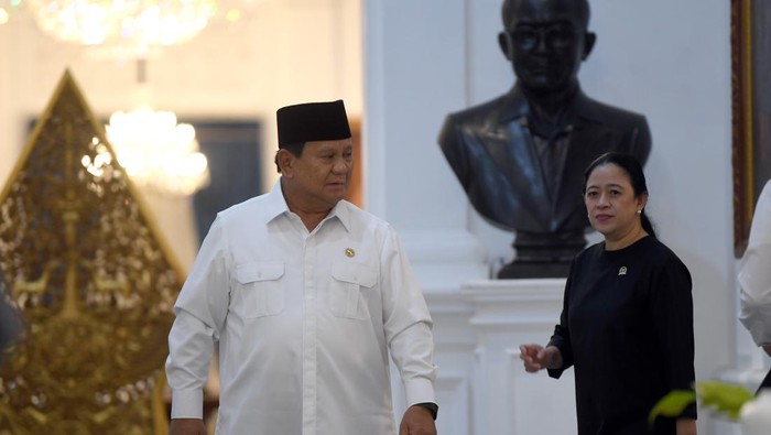 Prabowo Kumpulkan Para Ketua Partai, Begini Hasil Pertemuannya Presiden Prabowo Subianto (tengah) didampingi (kiri ke kanan) Sekjen PKS Muhammad Kholid, Waketum Partai Demokrat Edhie Baskoro Yudhoyono, Ketua DPD Sultan Bachtiar Najamudin, Ketua DPR Puan Maharani, Ketua MPR Ahmad Muzani, Ketua Umum PDIP sekaligus Presiden ke-5 RI Megawati Soekarnoputri, Ketum Partai Golkar Bahlil Lahadalia, Ketum PKB Muhaimin Iskandar, Ketum PAN Zulkifli Hasan dan Ketum Partai NasDem Surya Paloh menyampaikan keterangan pers di Istana Merdeka, Jakarta, Minggu (31/8/2025). Prabowo menegaskan negara menjamin dan menghormati hak setiap warga dalam mengemukakan pendapat serta meminta aparat TNI dan Polri untuk bersikap tegas dalam menindak massa anarkis yang merusak fasilitas umum, tindakan penjarahan, hingga upaya makar. ANTARA FOTO/Galih Pradipta/sgd/bar